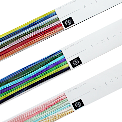 Eine Auswahl von farbigen Mizuhiki-Kordeln in verschiedenen Mustern für DIY-Projekte