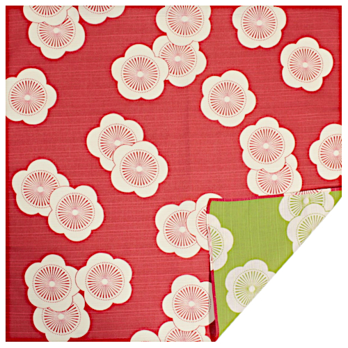 Japanisches Furoshiki-Tuch mit weiss-roten Pflaumenblüten auf rotem Grund und grünem Revers