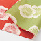Japanisches Furoshiki-Tuch mit weiss-roten Pflaumenblüten auf rotem Grund und grünem Revers