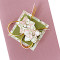 Origami-Grusskarte mit Sakura-Motiv und gold-weissen Mizuhiki-Kordeln.