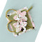 Origami-Karte mit Sakura-Blüten und Mizuhiki-Kordeln.